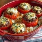 Tomates farcies au riz et viande hachée gratinées au four avec herbes de Provence
