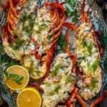 Gambas grillées au beurre d’ail et persil servies avec des tranches de citron