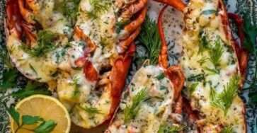 Gambas grillées au beurre d’ail et persil servies avec des tranches de citron
