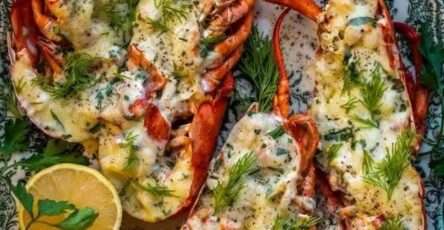Gambas grillées au beurre d’ail et persil servies avec des tranches de citron