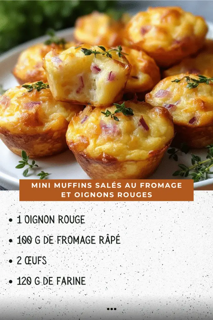 mini muffins salés dorés au fromage et oignons rouges dans un plat de service