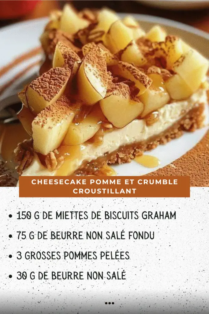 Part de cheesecake pomme et crumble croustillant, avec morceaux de pommes, caramel et liste d'ingrédients en surimpression.