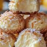 Gros plan sur des cookies cheesecake citron coco, texture fondante et crémeuse, garnis de noix de coco râpée dorée, dessert gourmand et rafraîchissant.