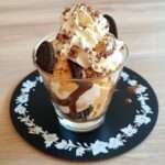 coupe glacée oreo sauce chocolat et chantilly en verrine