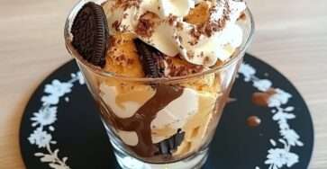 coupe glacée oreo sauce chocolat et chantilly en verrine