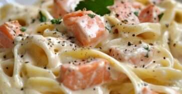 assiette de pâtes au saumon et à la crème onctueuse