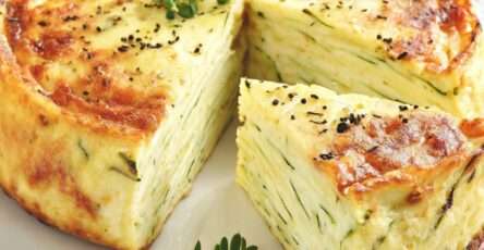 Recette Gâteau invisible aux légumes bio – Tranches fondantes de cake salé aux courgettes, carottes bio et herbes fraîches.