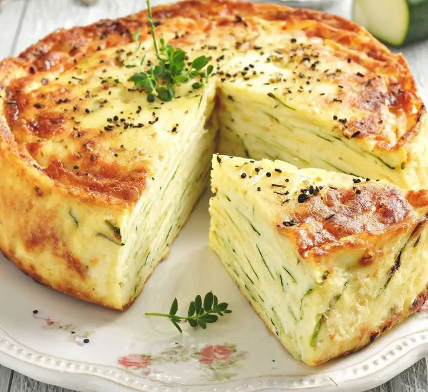 Recette Gâteau invisible aux légumes bio – Tranches fondantes de cake salé aux courgettes, carottes bio et herbes fraîches.