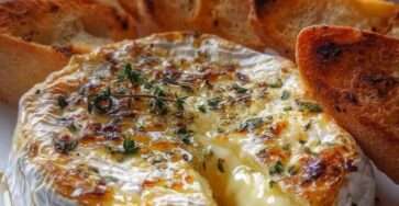 Camembert cuit épicé au miel et au thym – Fromage fondant au four, baguette grillée, thym frais, ail, miel pimenté, apéritif convivial.