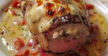 Filet mignon de porc au Boursin gratiné, nappé de sauce crémeuse, coupé en tranches et servi chaud avec pommes de terre rôties.