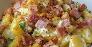 Salade tiède de pommes de terre avec bacon croustillant et oignons frits.