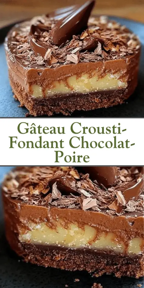 Part de gâteau crousti-fondant chocolat-poire sur une assiette, décorée de lamelles de poire et copeaux de chocolat.