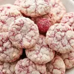 biscuits sucrés aux framboises faits maison avec marbrure rose