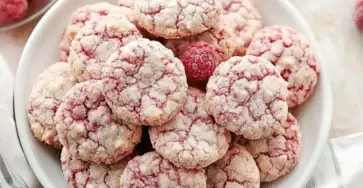 biscuits sucrés aux framboises faits maison avec marbrure rose