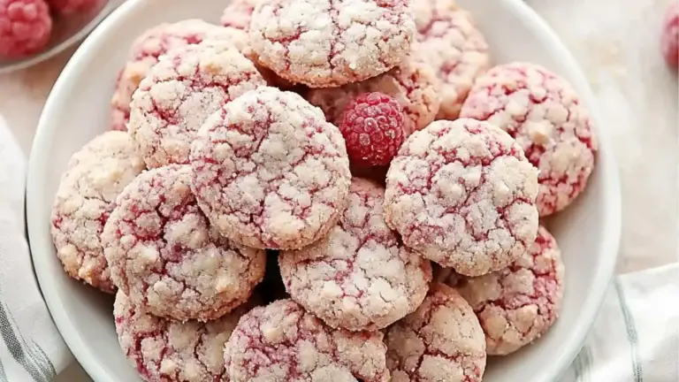 biscuits sucrés aux framboises faits maison avec marbrure rose