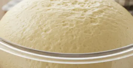 Pâte maison pour beignets et brioches dans un saladier, prête à être utilisée