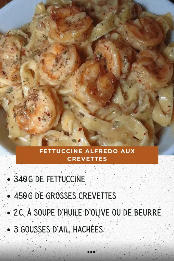 Assiette de fettuccine Alfredo nappées de sauce crémeuse et garnies de crevettes roses et persil frais, servies bien chaudes.