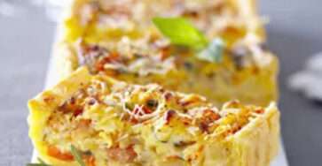 Flan provençal – Tarte salée dorée, légumes méditerranéens, courgettes, tomates cerises, crème, gruyère, part gourmande sur fond rustique.