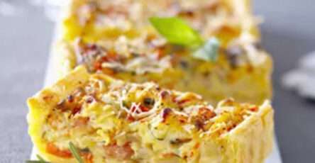 Flan provençal – Tarte salée dorée, légumes méditerranéens, courgettes, tomates cerises, crème, gruyère, part gourmande sur fond rustique.