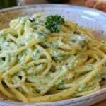 Assiette de spaghetti à la crème de courgette garnis de basilic et parmesan râpé