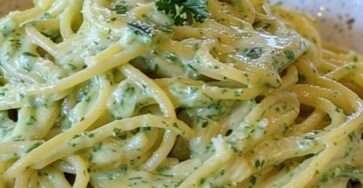 Assiette de spaghetti à la crème de courgette garnis de basilic et parmesan râpé