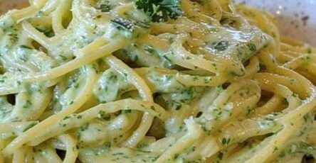Assiette de spaghetti à la crème de courgette garnis de basilic et parmesan râpé