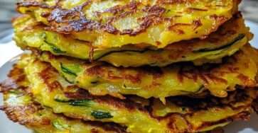 Assiette de röstis de courgettes croustillants servis chauds avec une sauce au yaourt et persil frais