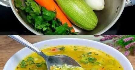 Bol de soupe de légumes fumante, garnie de persil frais et accompagnée de pain croustillant.