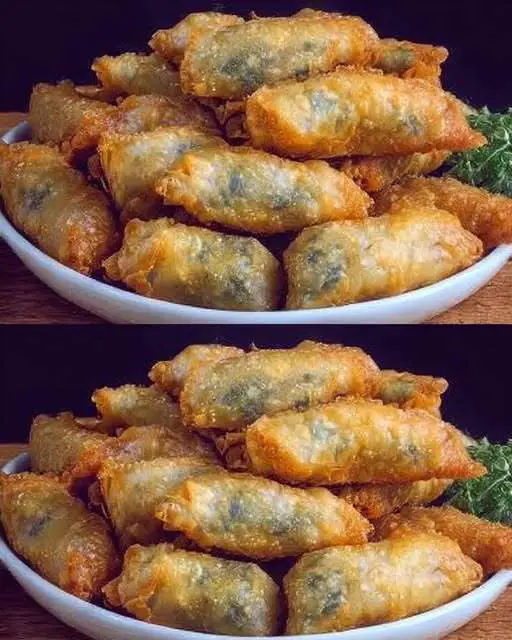Briouates croustillantes aux légumes dorés, servies sur un plat avec herbes fraîches et quartiers de citron.