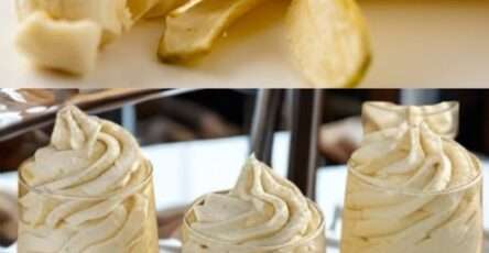 Mousse à la banane en verrines, surmontée de chantilly et de copeaux de chocolat.