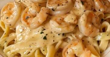 Pâtes aux crevettes nappées de sauce Alfredo légère, persil et citron.