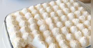 Tiramisu Raffaello maison, crémeux, décoré de crème montée et de noix de coco.
