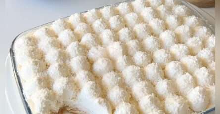 Tiramisu Raffaello maison, crémeux, décoré de crème montée et de noix de coco.