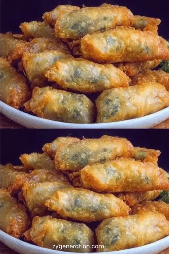 Briouates croustillantes aux légumes dorés, servies sur un plat avec herbes fraîches et quartiers de citron.