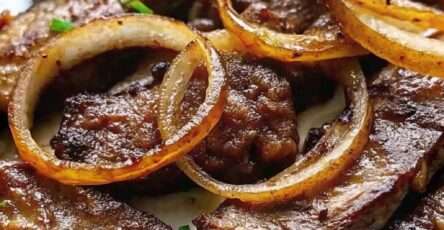 Assiette de foie de bœuf poêlé nappé d’oignons caramélisés et persil frais.