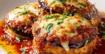 Galettes de porc alla parmigiana gratinées avec linguines à l’ail servies dans une assiette creuse