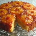 Gâteau renversé à l’ananas caramélisé doré, présenté sur un plat de service.