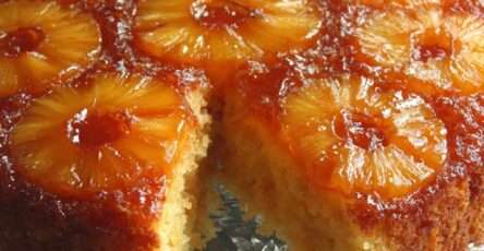 Gâteau renversé à l’ananas caramélisé doré, présenté sur un plat de service.