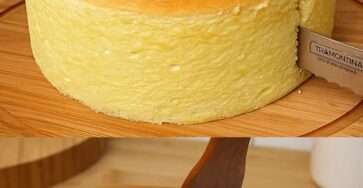 Part de gâteau au yaourt et citron ultra moelleux sur une assiette blanche.
