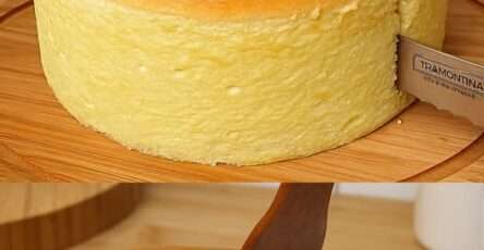Part de gâteau au yaourt et citron ultra moelleux sur une assiette blanche.