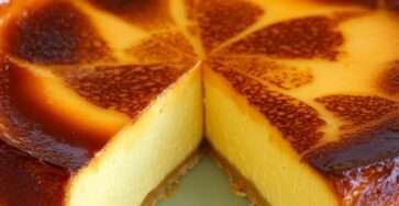 Part de flan pâtissier à la vanille ultra onctueux sur une assiette