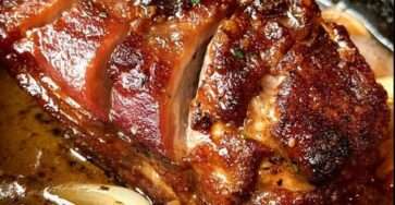 Rouelle de porc confite au four nappée d’une sauce aux oignons et à l’ail