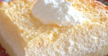 Part de gâteau magique à la vanille montrant ses trois couches distinctes sur une assiette.