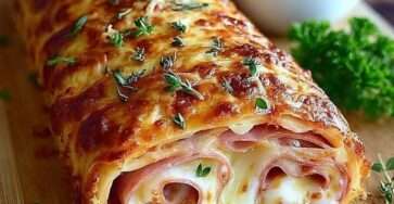 roulé feuilleté au jambon et fromage doré et croustillant sorti du four