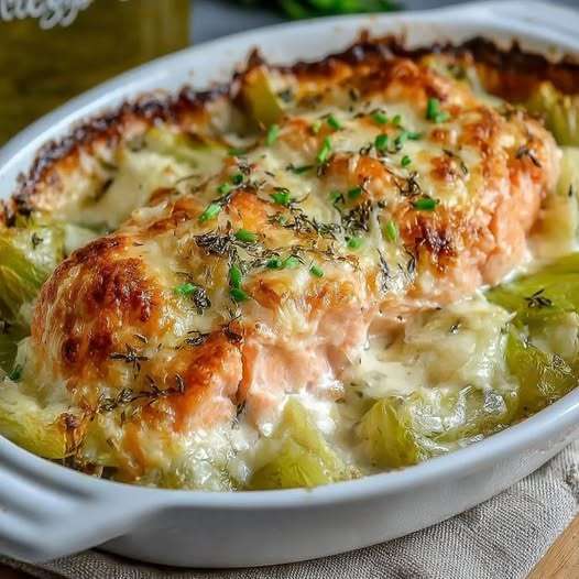 cassolette de saumon et poireaux gratinés dorée et servie chaude