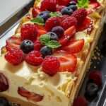 gâteau au fromage à la crème sans cuisson garni de fruits rouges et feuilles de menthe