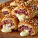 Roulés feuilletés au jambon et fromage dorés et croustillants sur une plaque