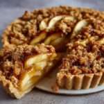 tarte aux pommes crumble dorée et croustillante avec tranches de pommes