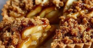 tarte aux pommes crumble dorée et croustillante avec tranches de pommes