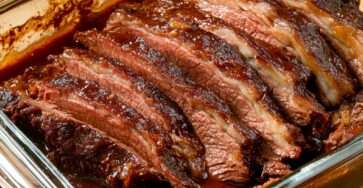 tranche de brisket de bœuf braisé nappée de sauce tomate‑vin